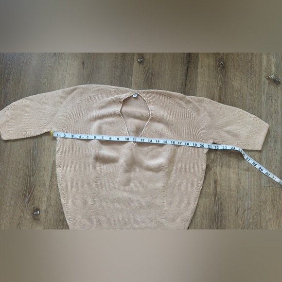 Uniqlo Beige V-Neck Sweater - Picture 4 of 10